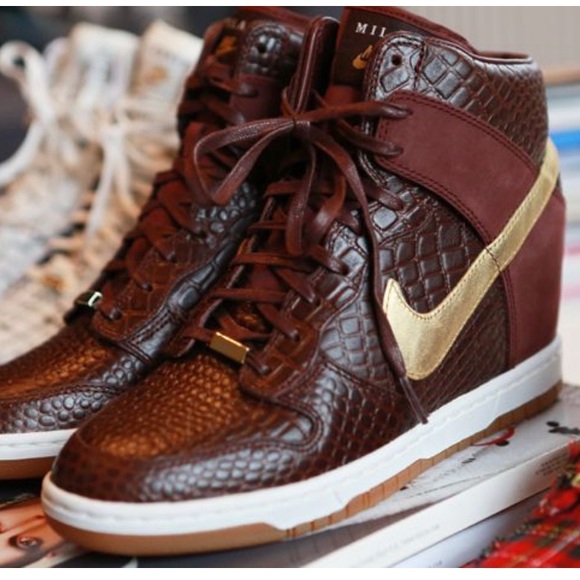 Nike Shoes - NIKE MILAN
WMNS DUNK SKY HI CITY FW QS 
METALLIC GOLD / CHOCOLATE 
US (7) /EU 38